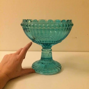  - Stor (jämför med handen) mörkturkos trendig skål! Limmad kant se tredje bilden. Märks ej särskilt vid användning. 🦋