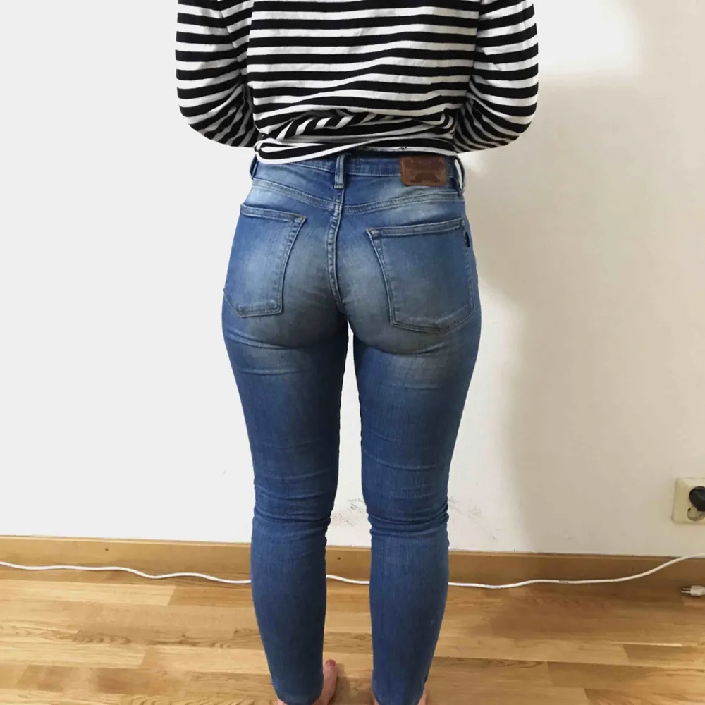 Ett par super snygga jeans som är i storlek XS/S (passar båda då dem e stretchiga. Det är från crocker & är i en perfekt jeans färg. Jeans & Byxor.