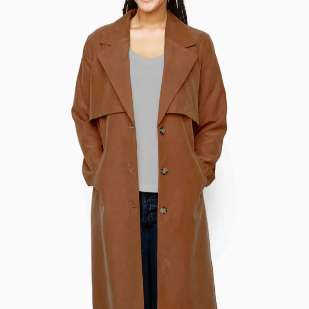 En brun trenchcoat från Monki. Jackor.