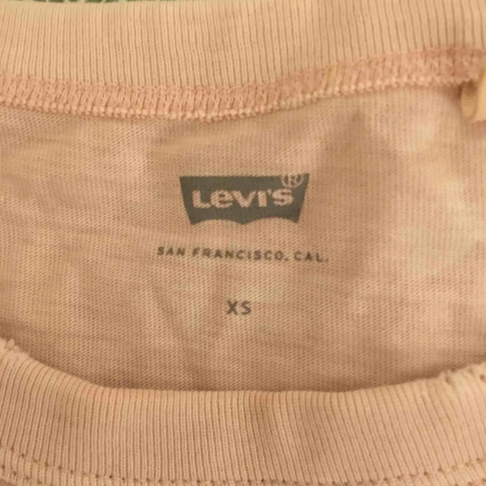 Säljer min Levis Tshirt. Tröjan är som en S i storleken.  Färgen är i rosa. Tröjan är mycket sparsamt använd och i gott skick!. T-shirts.