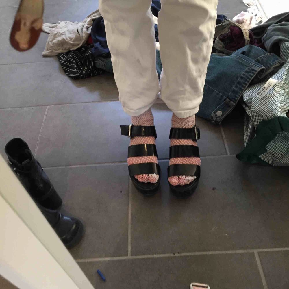 Svarta platå sandaler osäker på om det är storlek 37 eller 38 men funkar för båda jag har själv nånstans där emellan. Skor.