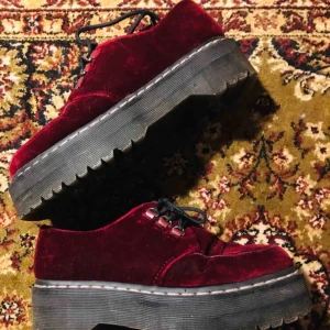  - Dr. Martens Aggy Creeper red velvet.  Säljer mina platåmartens. Superfina men används tyvärr för sällan. Ganska stora i storlek så passar säkert en strl 40 också! Kan mötas upp i Göteborg eller skicka mot fraktkostnad! 