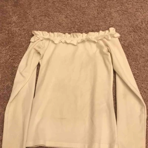  - Suuuuperfin blus/tröja från Gina, vit med volang