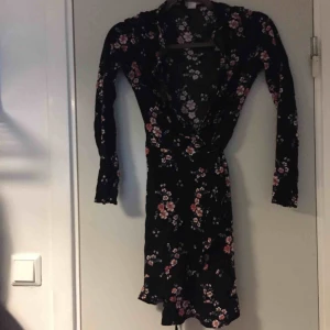  - Blommig   För liten för mig  Knytes baktill Om man vill   📮Frakt tillkommer