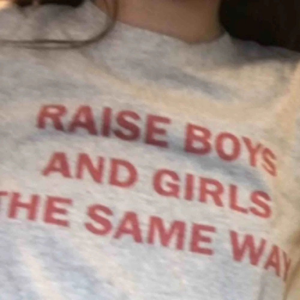 Raise boys and girls the same way T-shirt  S men passar också M. Köpare står för frakt ❤️. T-shirts.