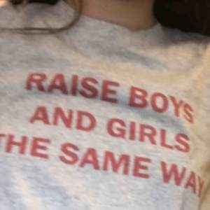 Raise boys and girls the same way T-shirt  S men passar också M. Köpare står för frakt ❤️