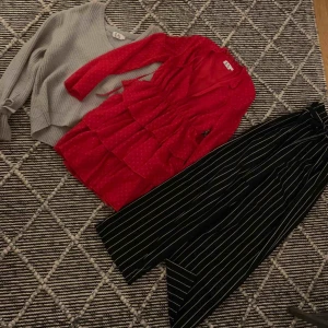  - Detta paket innehåller kläder från Linn Ahlborg, nakd.   Det innehåller en klänning i storlek 38 och den är använd 1 gång.  En stickad tröja i storlek S, lite mer använd men ändå i fint skick.  Byxorna är i väldigt bra skicka i storlek 38    