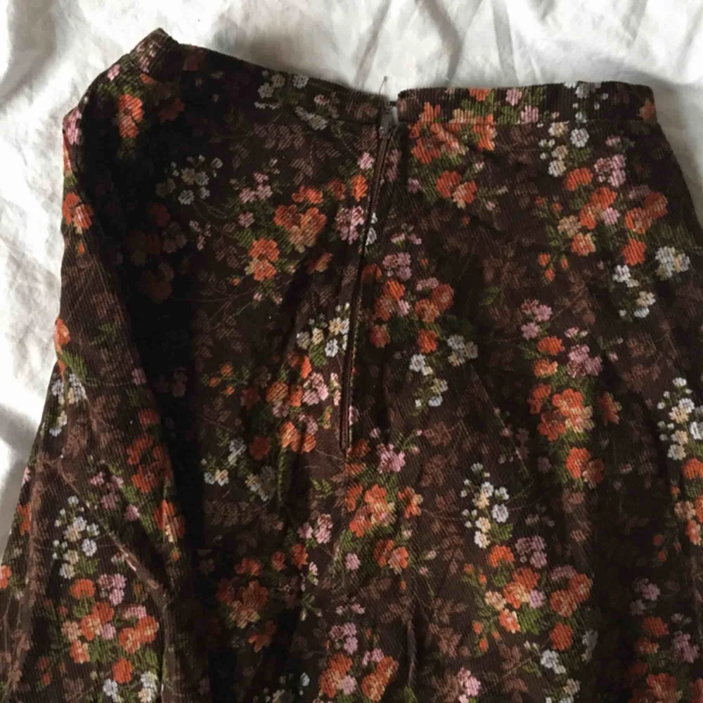 Jätte fin vintage kjol i Manchester tyg, som jag säljer för den tyvärr är för liten :( jätte fint skick🌸. Kjolar.