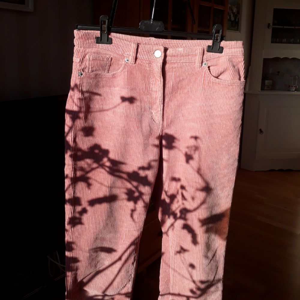 Babyrosa corderyoyd byxor med fickor fram och bak från Monki.. Jeans & Byxor.