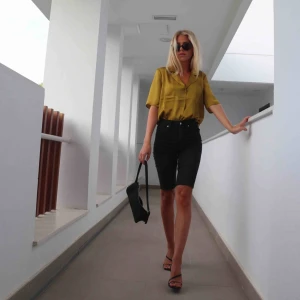  - Blus endast använd på denna bild. Frakt tillkommer 63kr spårbart! 