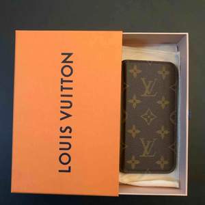 Louis Vuitton mobilskal med plats för kort för iPhone X/XS säljes pga ny telefon som ej passar. Telefonen fästs på svart klister som blivit torrt så tejp/klister behövs för att få fast telefonen. Mycket fint skick! Originalbox o äkthetsbevis.