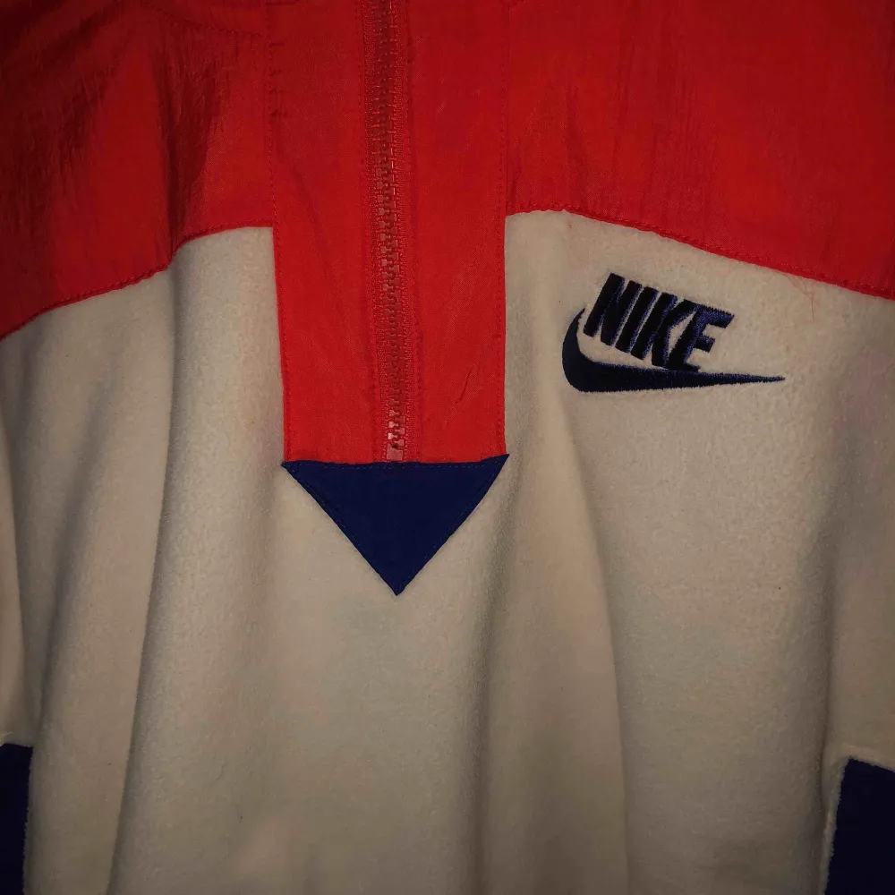 En superskön, varm tröja från Nike, köpt för 899kr men har aldrig hittat tillfälle att rocka den tröjan så nu säljs den vidare! Den är Orange, beige och Marinblå, snygg combo enligt mig!. Hoodies.