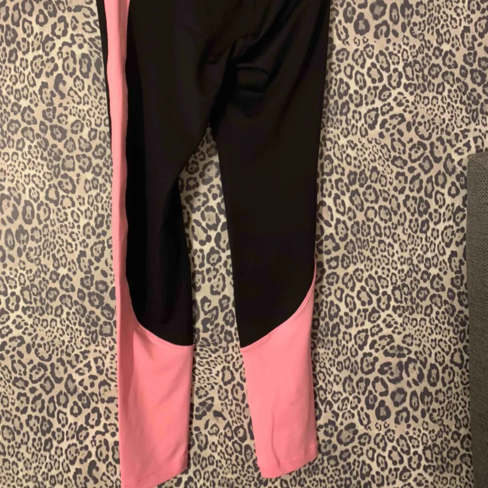 Helt nya rosa och svarta Röhnisch träningstights. Jätte sköna! Storlek XS men passar även mig som har S. . Jeans & Byxor.