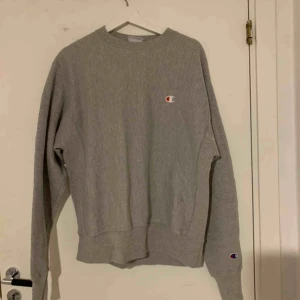  - En jättesnygg Champion tröja som jag köpte i usa för ett tag sedan:) den har tyvärr inte kommit till användning, den är nästan helt oanvänd;) köparen står för frakten eller så kan jag mötas upp i sthlm 💓