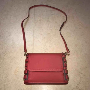  - Ja säljer min röd Axel väska den är helt ny och fräsch kan skicka flera bilder om du är intresserad☺️💕