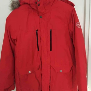  - Everest jacka för barn, använd kanske 5 gånger. Varm och osliten. Ser ut at vara i helt nytt skick. 