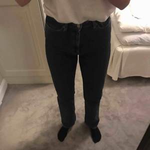 Väldigt bekväma mörkblåa jeans från Weekday i modell Row. Fraktar eller möts upp i Stockholm