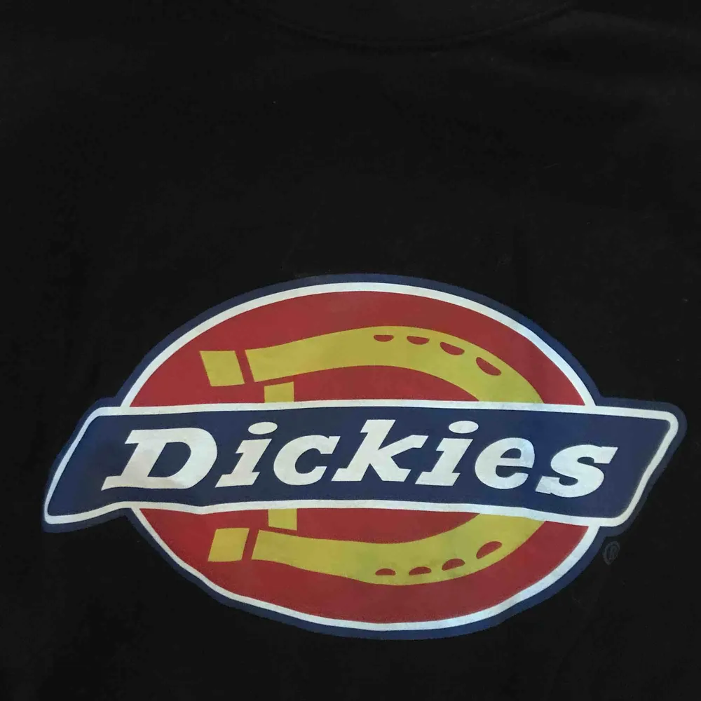 Dickies tröja!! Passar egentligen S men lite oversized, bra skick. Frakt tillkommer. T-shirts.
