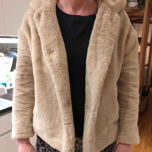  - Oversize fluffig beige jacka från zara som är SUPER mysig med luva. Köptes för cirka 600 kr. 