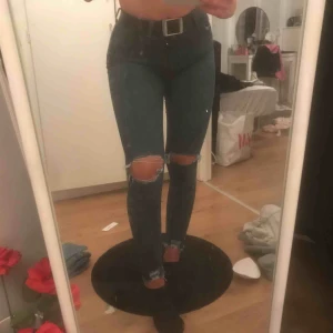  - Jeans från vero Moda med slitningar på båda knäna samt längst ner. Säljs för kommer inte till användning 🥰
