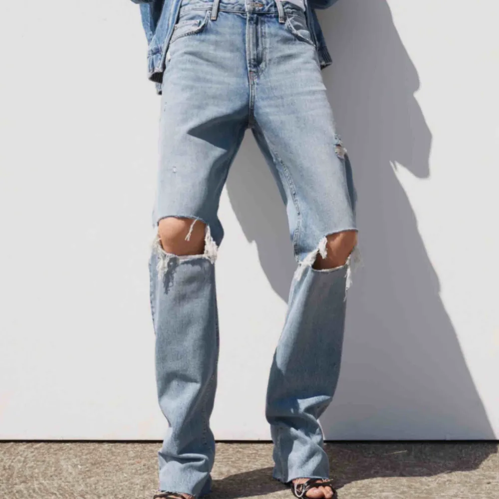 Intressekoll på de populära jeansen från zara! Kom med bud . Jeans & Byxor.