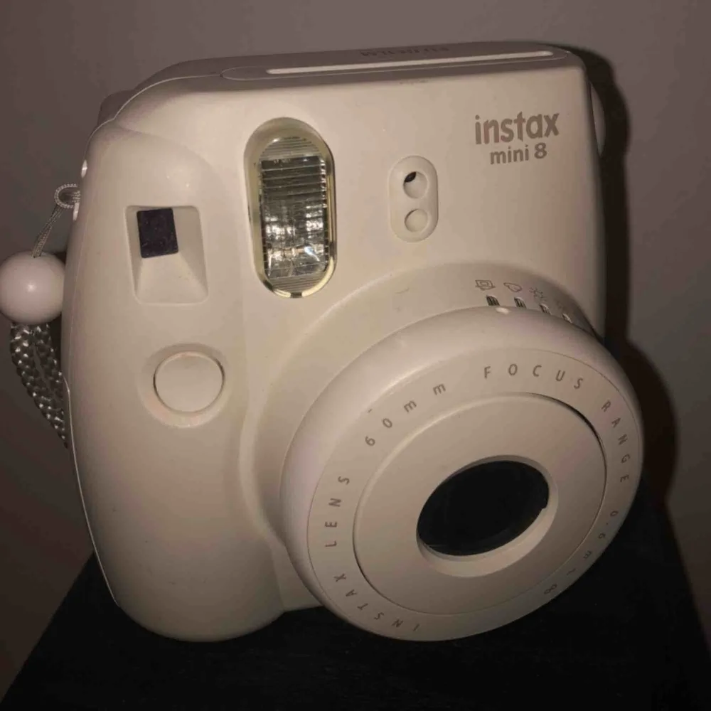 Jag säljer en vit Polaroid kamera. Instax mini 8. Kameran är i bra skick, och följer med lådan den kom i när jag köpte den. Det är 9 films i kameran Inkl frakt💝. Accessoarer.