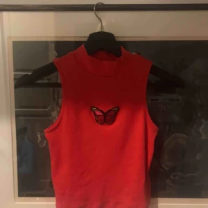  - Jättefin röd crop top med en röd/rosa fjäril på bröstet. Är i storlek XS men är väldigt stretchig så passar säkert någon som har storlek S också. Frakt ingår ej🦋
