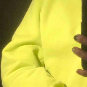  - En gulgrön sweatshirt. Skön å snygg. Av klippt. Köpare står för frakt🤩🤪