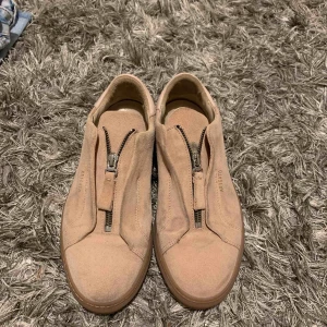  - Svinsnygga sneakers från Axel Arigato. Lite smutsiga men det går att borsta dem så blir de helt rena. Dem ser smutsigare ut på bild än vad de är i verkligheten. 