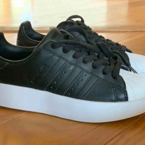  - Säljer ett par unika OANVÄNDA Adidas superstar i storlek 36+2/3. En platå på 3,5cm. De är inköpta för 1000kr.
