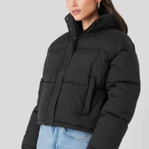  - Skit snygg kort padded jacka från NA-KD i stl 32, aldrig använd så den är i nyskick! Ordinarie pris 699kr, köparen står för frakt