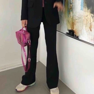 - Super fina bootcut kostymbyxor från zara. Första bilden är ej min men ville visa hur dom ser ut på då dom är för små för mig. Perfekt längd för nån som är 165-170cm. Skriv för mått, köparen står för frakten!