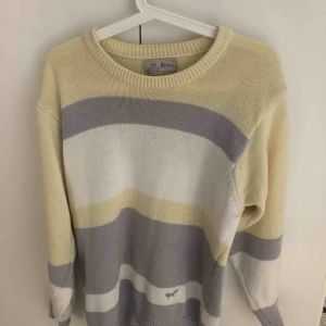  - Skön stickad vintage tröja,  Strl M/L - 38/40  Möts upp i Göteborg vid intresse. Annars står du för frakten.
