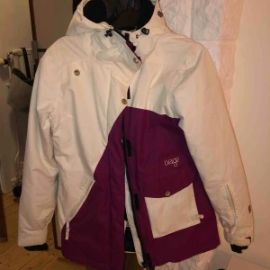  - Säljer min fina skid/snowboard jacka som tyvärr blivit lite liten för mig. Den är endast använd ett fåtal gånger och är därför i toppen skick! 