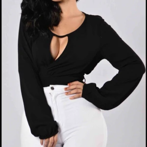  - Helt ny supersnygg topp från Fashionnova, tyvärr för liten för mig, den har ett band som man kan knyta fram eller bak, man kan justera det hur man vill, 💕