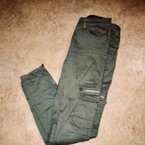  - Snygga byxor med sidfickor och sitter tight mot kroppen .