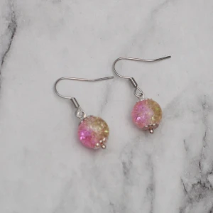  - Fina silverfärgade örhängen med tvåfärgade glaspärlor. Nickelfria. Fri frakt vid köp över 100:-.