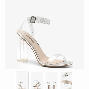  - Säljer ett par helt oanvända klackar från boohoo i storlek 38/39. Skit sköna & man kan knyta banden hur man vill. 150 kr för dem då jag vill bli av med dem så snabbt som möjligt då de tar massa plats🥰