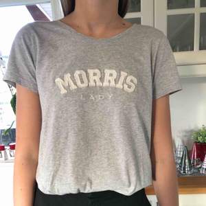 Grå t-shirt med broderat tryck från Morris Lady.  Köparen står för frakt🥰