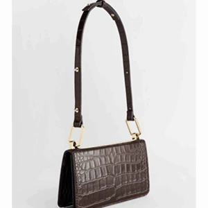  - SUPERFIN väska i brunt läder ifrån &otherstories som jag köpte i somras och knappt använt sedan dess. Säljer pga att jag inte använder den. Frakt tillkommer på 63kr