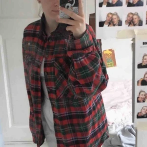  - Jag säljer en trendig skjorta gjord i flanell. Den är i storlek small men sitter väldigt stort. Märket på skjortan är ’chevalier’ och nypriset på denna ligger runt 995 kr!  Betalningen sker via swish och köparen står för frakten🥰