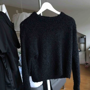  - Svart, stickad ”knitwear” från MTWTFSS - WEEKDAY i storlek S. Rundad hals med långa ärmar. Använd FÅTAL gånger & är i FINT skick! Inga hål osv.
