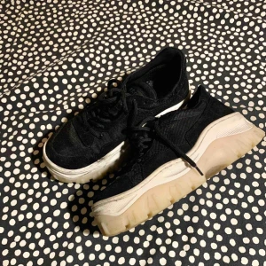  - Säljer ett par Bronx! Superfina och går att få rena med lite puts. En söm har gått upp (se bild tre). Nypris cirka 1000kr. Möts helst upp i Göteborg annars står köparen för frakt ✨