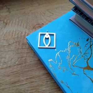  - Säljer mitt fina halsband "vaginan" av Alexandra Andersson. Köpte det för 895 kronor och säljer för 450 inkl frakt!  Det är i fint skick och sälj som det är utan kedja <3 