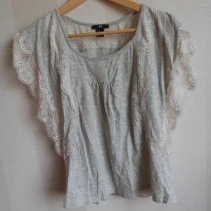  - Topp i gråvit med spetskanter  Är storlek XS men passar S också stor i storleken