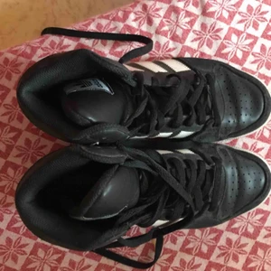  - Snygga adidassneakers i bra skick!