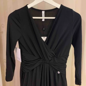  - Svart jumpsuit, ALDRIG använd! En jumpsuit som är snygg men ändå skön 92% Polyester 8% Elastane Prislapp finns kvar, köpte för 499kr & säljer nu för 200kr