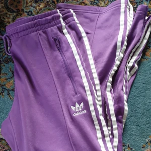 Adidasbyxor - Adidasbyxor i fin lila färg. Ej storleksmärkta men jag skulle säga 36/38. Köparen står för frakt 🌹