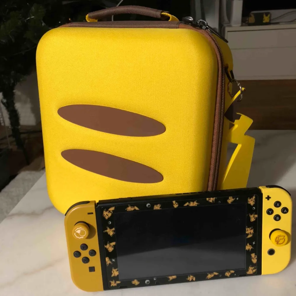 Säljer nu en oanvänd Nintendo switch väska som passa perfekt till Nintendo switch pikachu.. Väskor.
