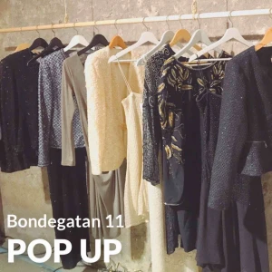  - Second Hand Pop-Up!  Slösa inte tid, energi, pengar och jordens resurser.  Kom och fynda skitsnygga och unika second hand-plagg i alla storlekar och stilar.  Väskor, Skor, Kläder och smycken!  Vi har öppen från 09.00 till 18.00  Bondegatan 11